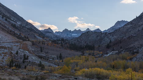 Berglandschaft-Bei-Sonnenuntergang-Im-Herbst-In-Aspendell,-Inyo-County,-Kalifornien