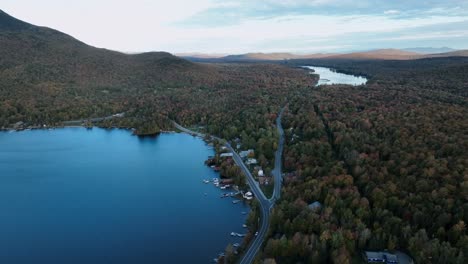 lago de montaña azul con aguas tranquilas y vegetación exuberante en nueva york - toma aérea de dron