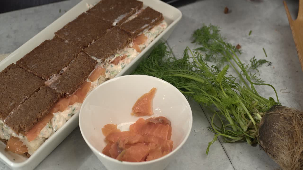 팬 오른쪽 전통 핀란드 식사: 연어, 딜, 크림 치즈, 빵