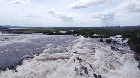 una toma estática de los rápidos turbulentos en la base de la cascada de la llovizna