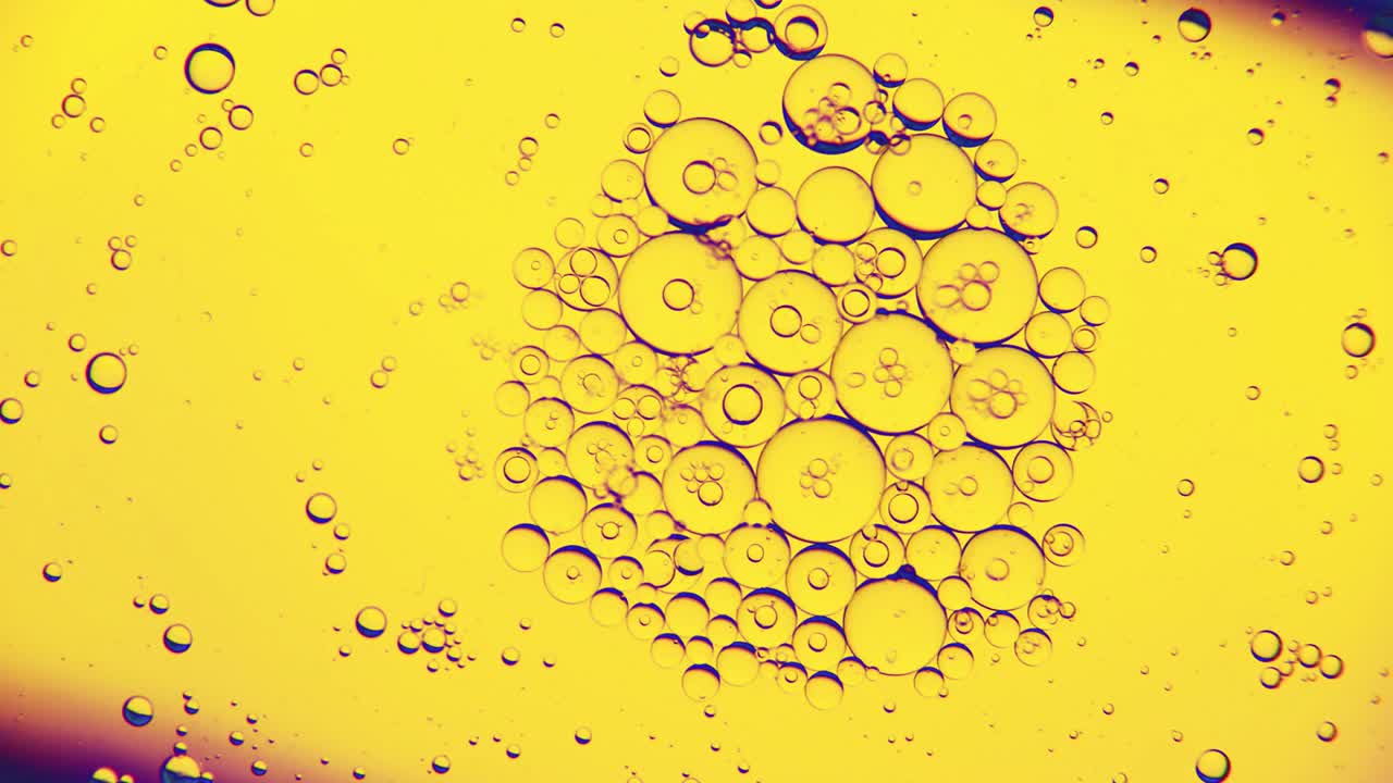 물 표면에 움직이는 기름 거품, 노란색 배경, 매크로, 스플래시 스크린, 템플릿, 복사 공간