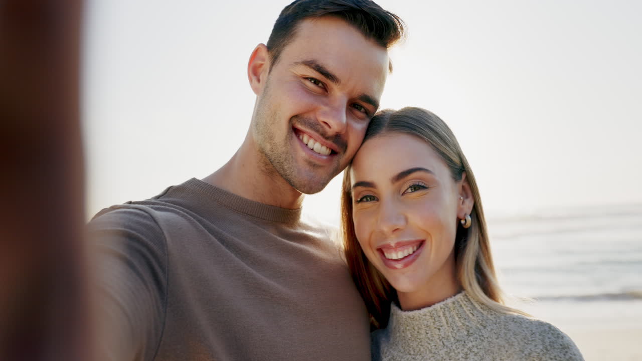 selfie, feliz y abrazo de pareja en la playa para viajar