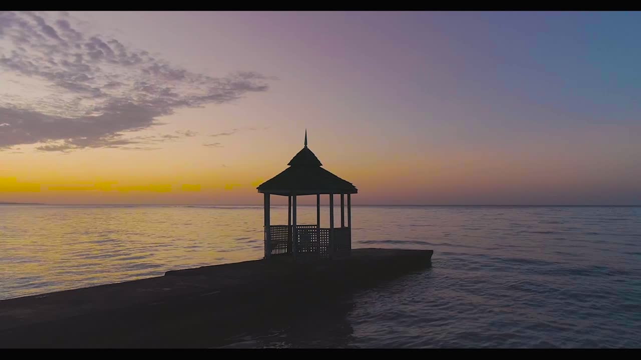 Tramonti sereni su acque tropicali