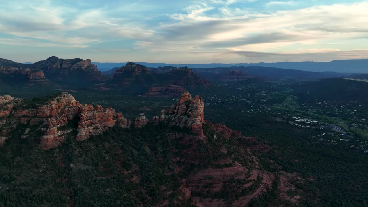 Naturskønt Landskab med Røde Klippefremspring i Sedona under Solnedgang i Arizona.