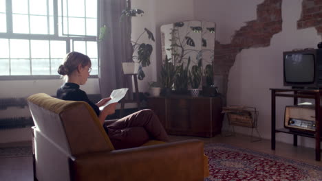 mujer leyendo en una sala de estar retro