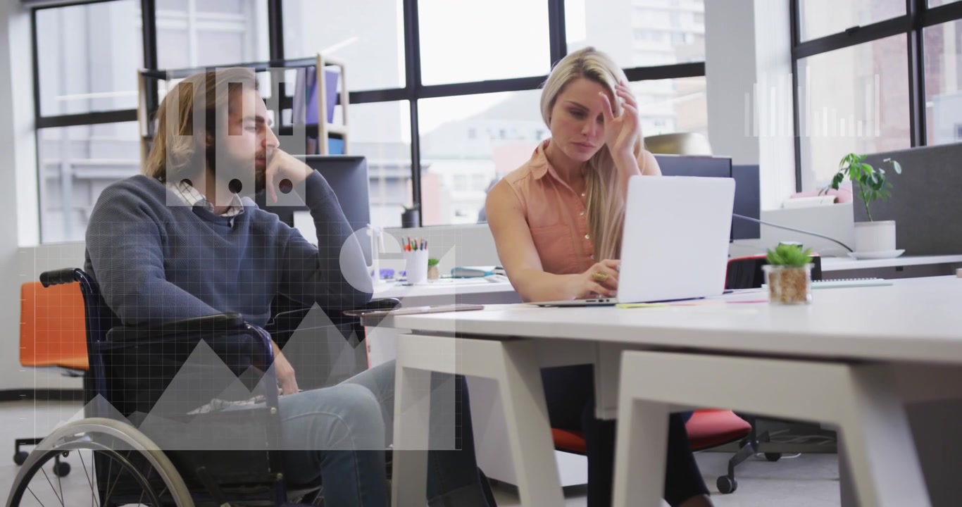 Анимация обработки финансовых данных над различными бизнесменами в офисе