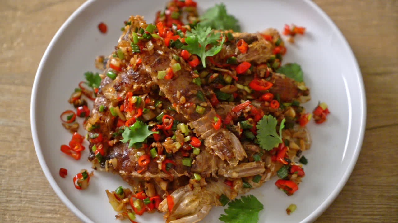 칠리와 소금을 곁들인 사마귀 새우 또는 가재 볶음 - 해산물 스타일