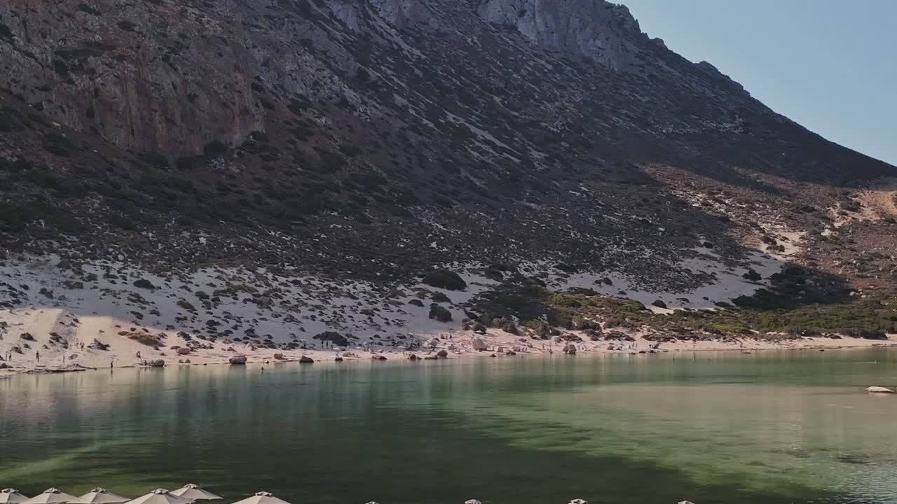 Berrak Turkuaz Suyu ve Kumlu Plajı Olan Manzaralı Akdeniz Koyu