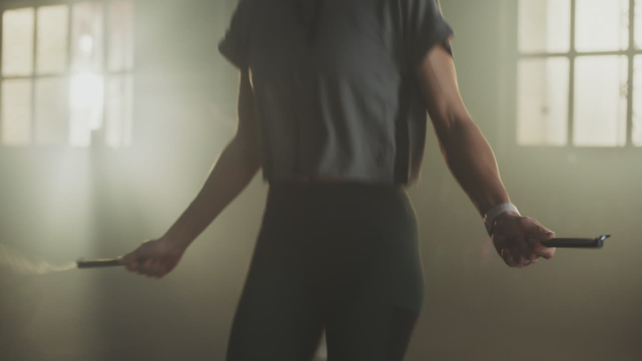 체육관 에서 로프 를 뛰어넘는 여자