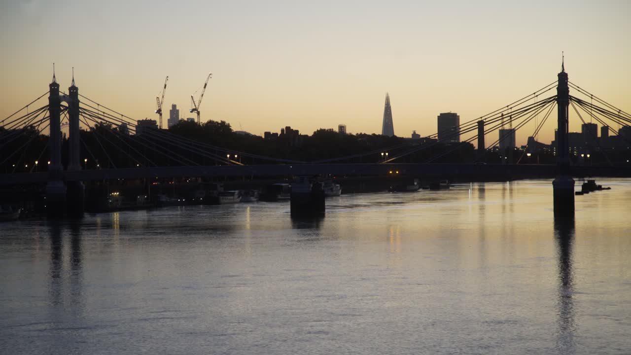배터시 브리지 4k에서 앨버트 브리지를 통한 런던 템스 노스 뱅크 새벽 스카이라인