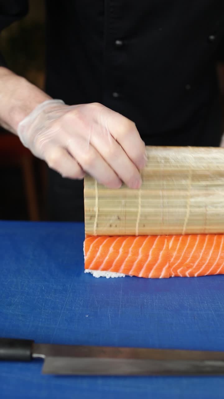 preparación de sushi por un chef