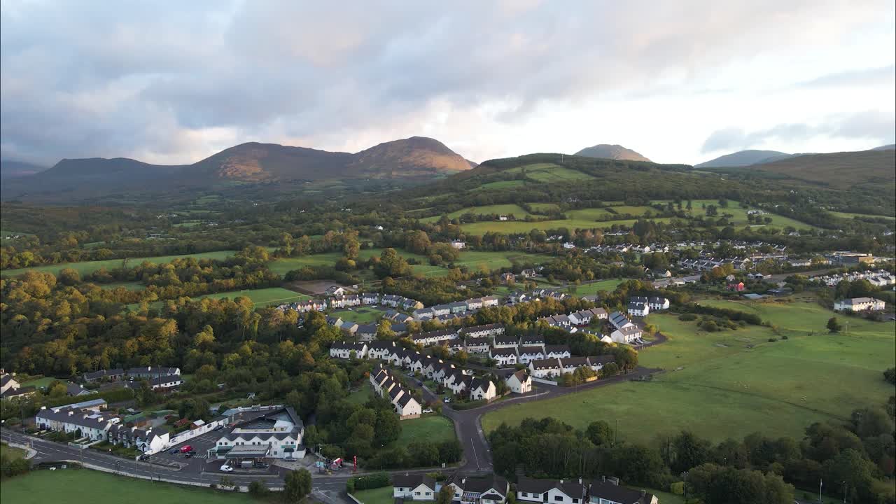 pueblo de kenmare, irlanda por el anillo de kerry - aerial al atardecer