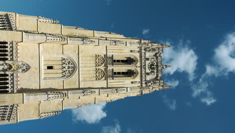 Disparo-Vertical-En-ángulo-Bajo-De-La-Basílica-De-La-Torre-De-Nuestra-Señora-En-Un-Día-Soleado,-Tongeren,-Bélgica