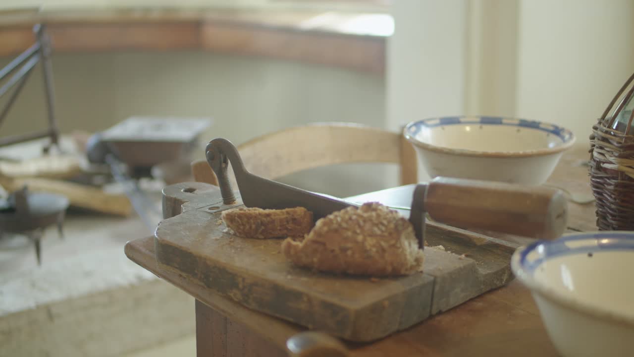 조각 된  을 가진 빈티지 주방 장면