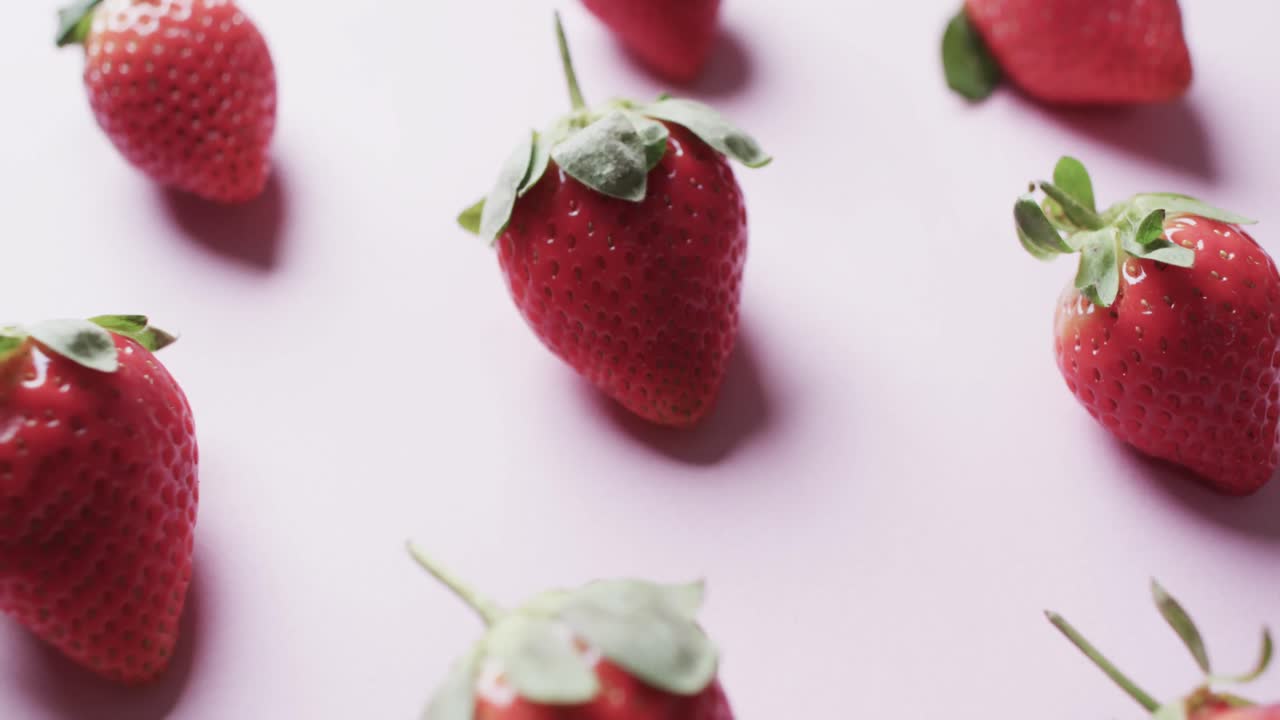 video di righe di fragole con spazio di copia su sfondo rosa