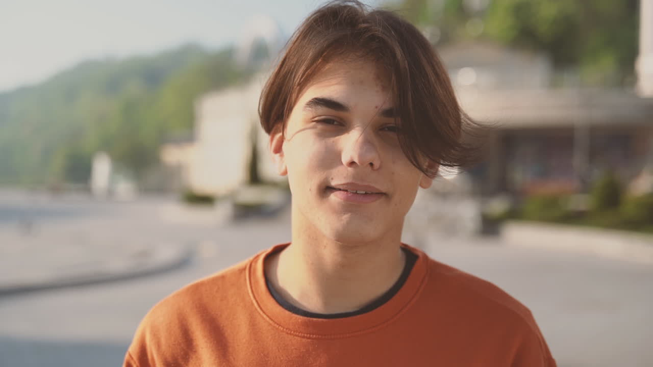 십대는 카메라를 직접 본다