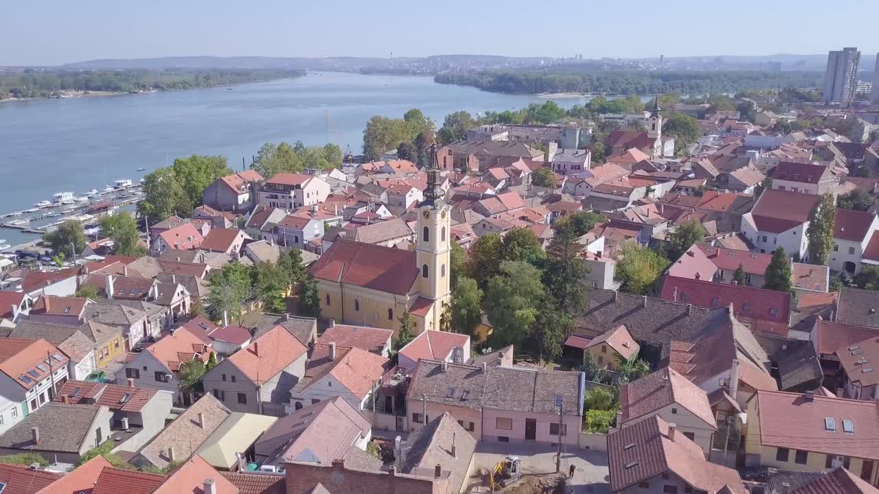tomada aérea de 4k de la iglesia en el centro de zemun con un bonito fondo del río danubio