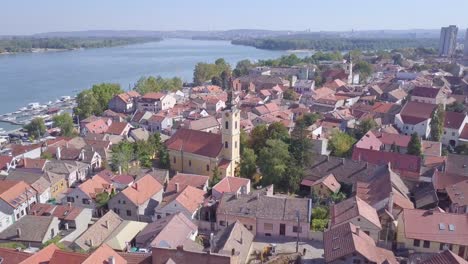 Toma-Aérea-Panorámica-4k-De-La-Iglesia-En-El-Centro-De-Zemun-Con-Un-Bonito-Fondo-Del-Río-Danubio