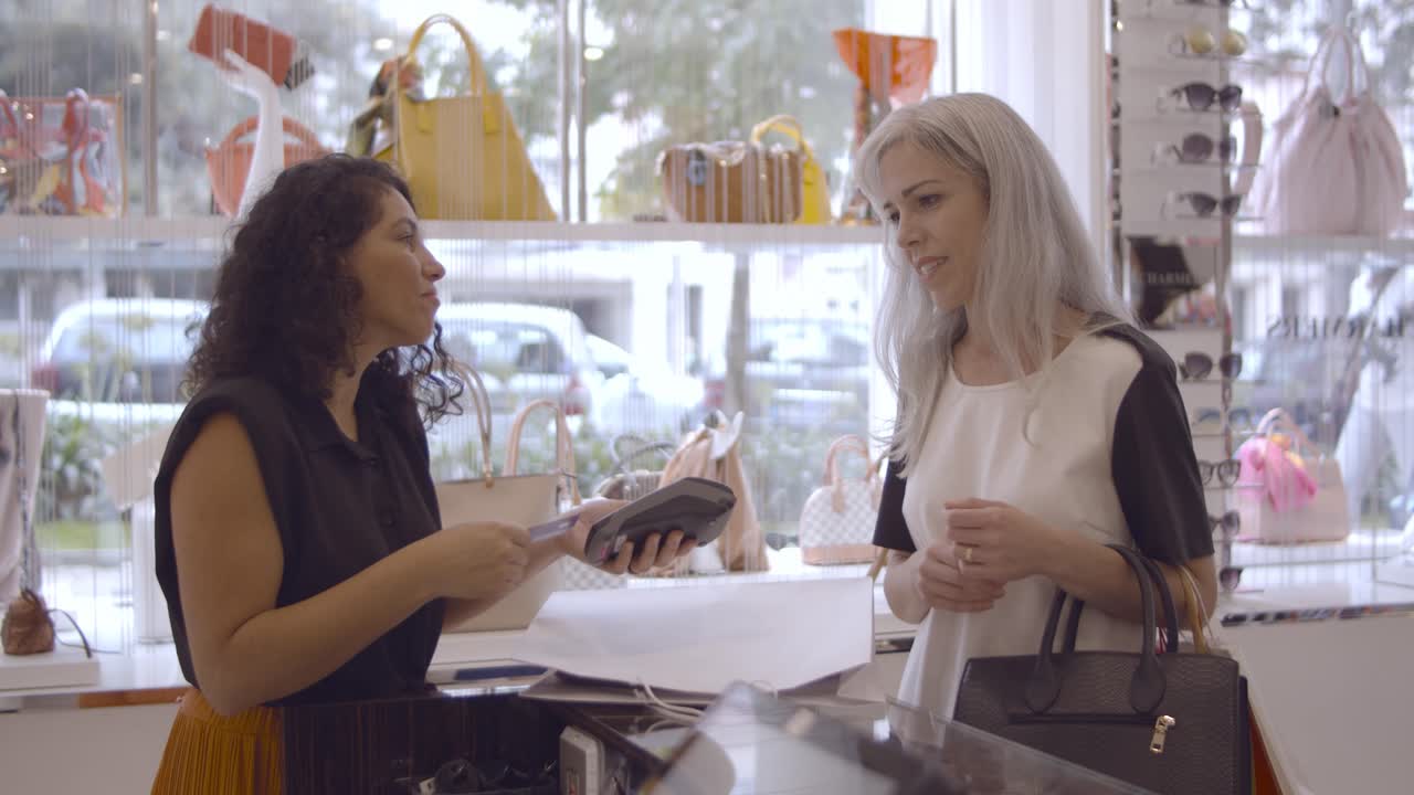 구매 비용을 지불하는 만족스러운 패션 매장 고객