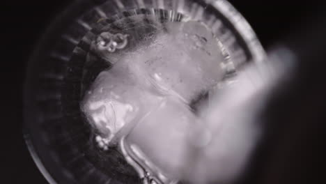 cubo de hielo agua fría relleno primer plano