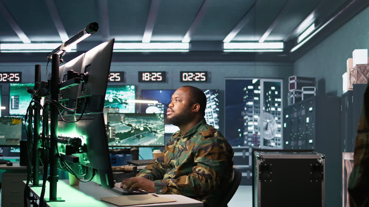 soldado haciendo trabajo en la base de operaciones del cuartel general, involucrar a las fuerzas enemigas