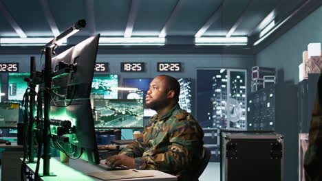 soldado haciendo trabajo en la base de operaciones del cuartel general, involucrar a las fuerzas enemigas