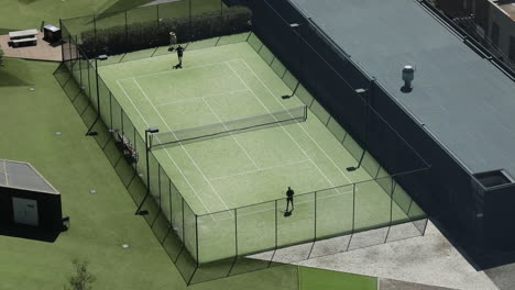 Entrenador-Y-Tenista-Practicando-Varios-Tiros-En-La-Cancha-De-Tenis-De-Césped