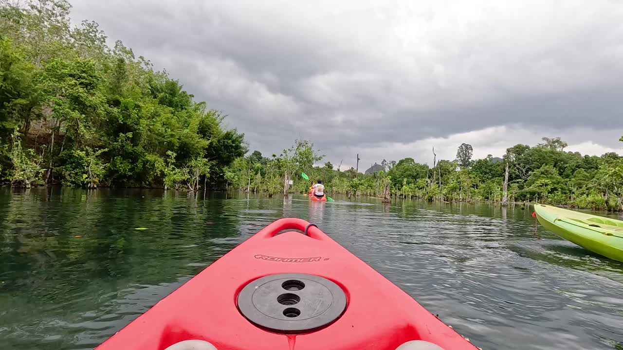 kayaks navegando por un canal sereno en krabi