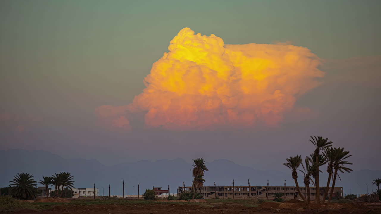 다하브의 자연 위에 쌓여있는 구름의 타임 스, 이집트의 빛 저녁
