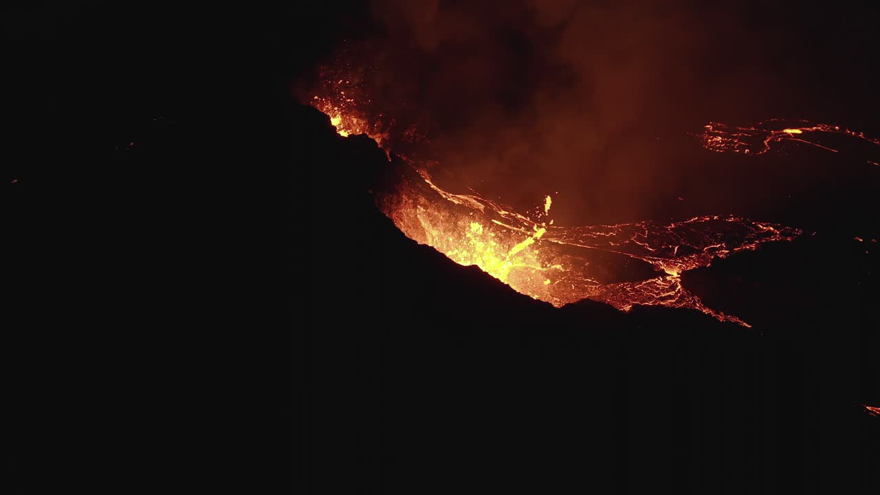 erupción volcánica por la noche