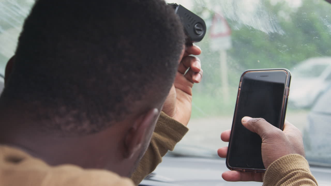 motorista masculino involucrado en un accidente automovilístico transfiriendo imágenes de la cámara de control para una reclamación de seguro