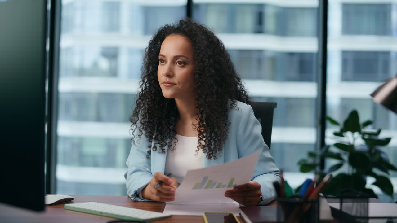 donna che conduce una riunione online in ufficio in primo piano. ragazza che parla in video chat.