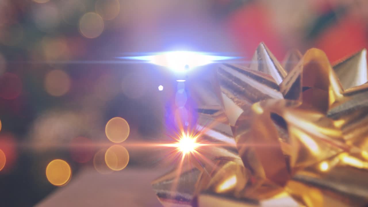 반 ⁇ 이는 요정 불빛과 금색 크리스마스 장식 위에 움직이는 반 ⁇ 이는 불빛의 애니메이션