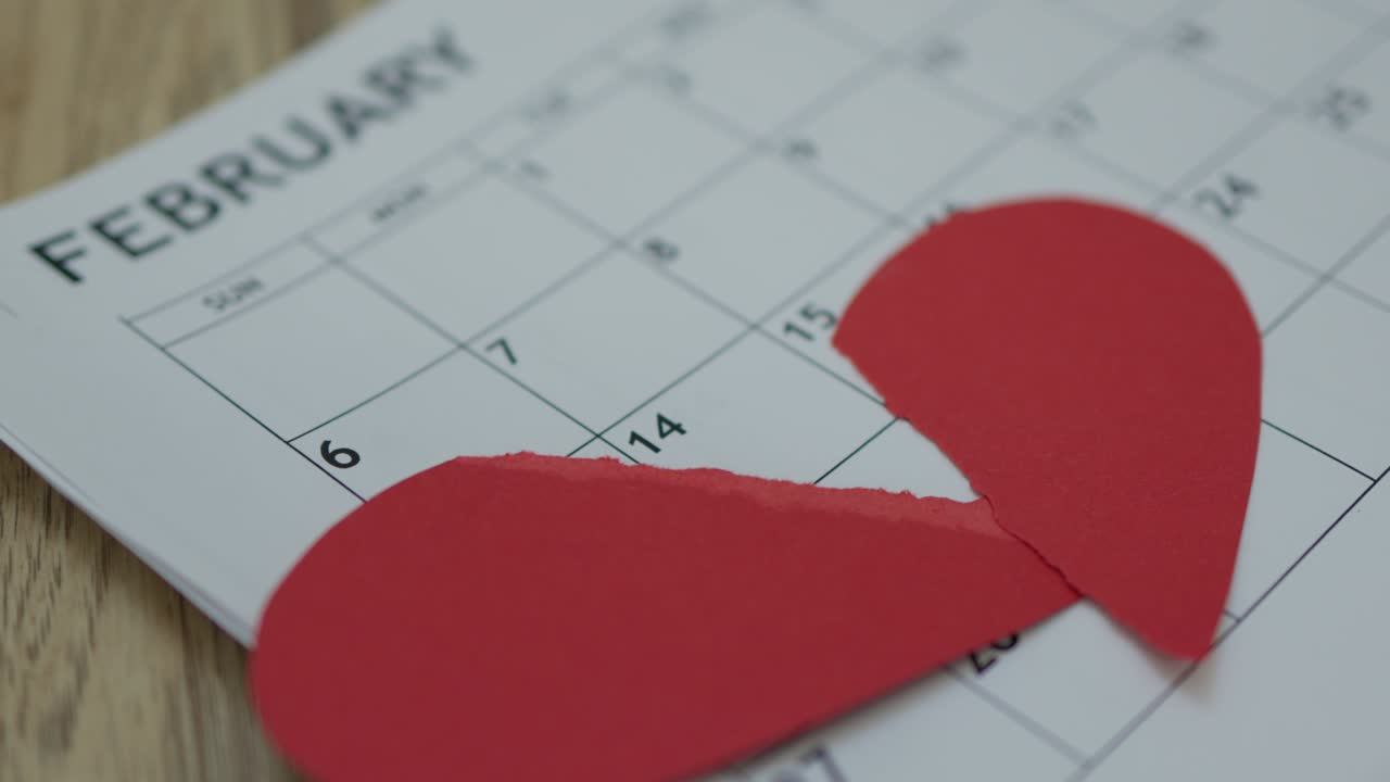 dos mitades rojas corazón de papel cayendo el mes de febrero calendario día de san valentín