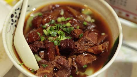 sopa de cerdo salada con hierbas y verduras frescas