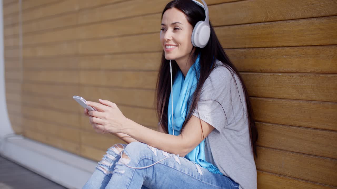 atractiva joven escuchando su música