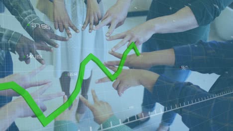 animación de la línea verde y el procesamiento de datos financieros sobre diversas personas de negocios en la oficina