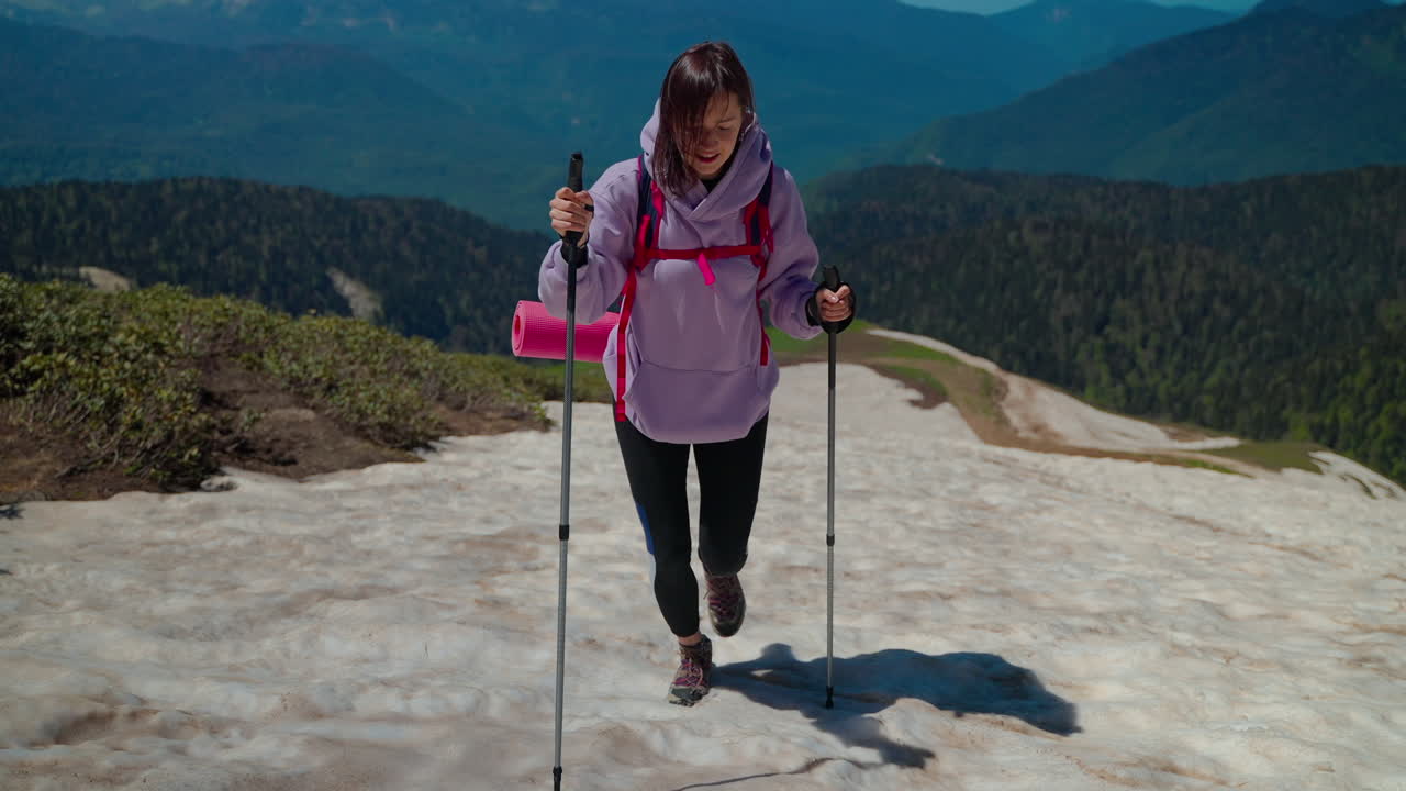 눈 인 산 에서 산책 하는 여자
