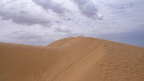 Toma-Todavía-Estable-En-La-Cima-De-Una-Duna-En-El-Parque-Nacional-Namib-Naukluft-En-Un-Día-Nublado