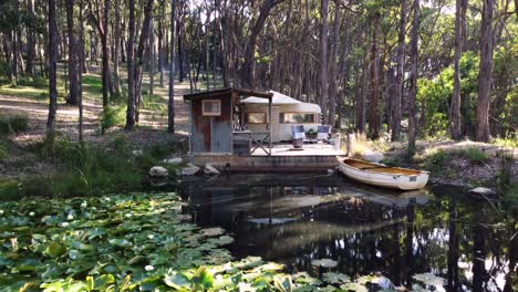 Ein-Wellness-Retreat-An-Einem-Kleinen-See-Voller-Seerosen