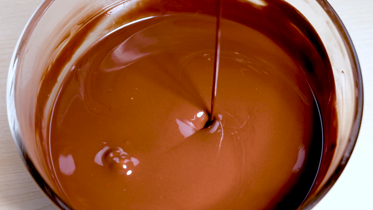 el chocolate se derrite suavemente en un tazón de vidrio
