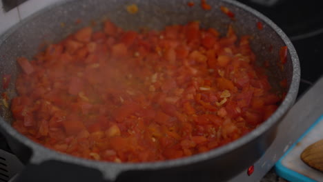 bote de salsa de tomate casera para shakshouka