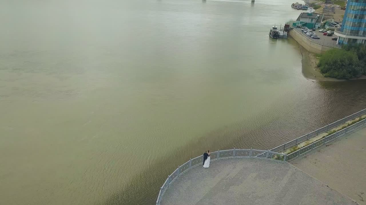 단지 결혼 한 부부 는 강 에 있는 공허 한 전망대 에 있습니다.