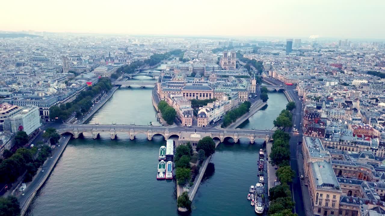 전경에 퐁네프 다리가 있는 일드라시테를 향해 세느강을 날고 있는 드론