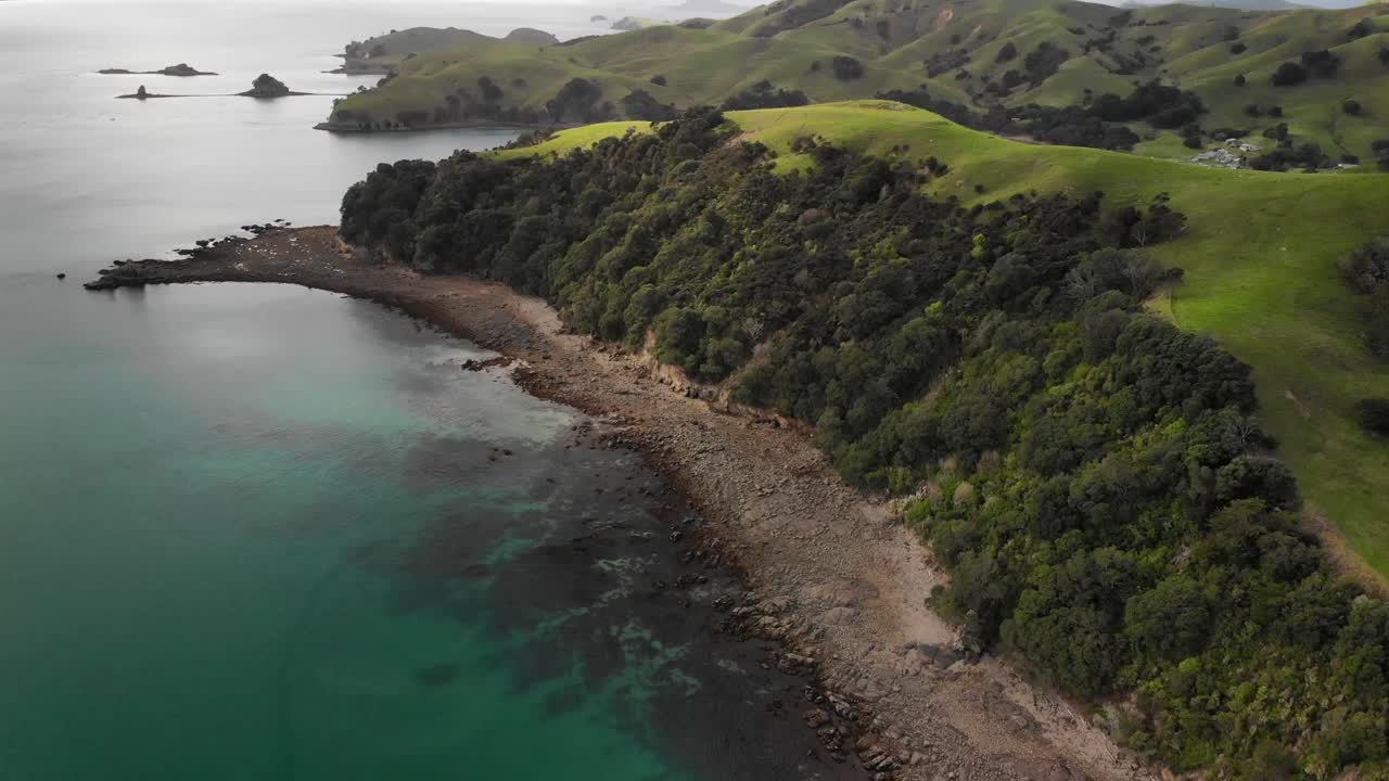 drone volando a lo largo de la línea costera de la península de coromandel, nueva zelanda