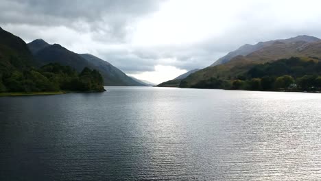 magnífico loch shiel y la vasta cadena montañosa a ambos lados del lago