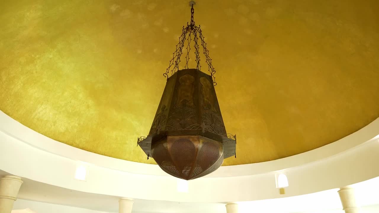 linterna antigua decorativa suspendida en techo circular