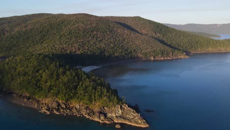 Kleiner-Strand-Umgeben-Von-Grünem-Wald-Auf-Hook-Island-Der-Whitsunday-inseln-In-Queensland,-Australien