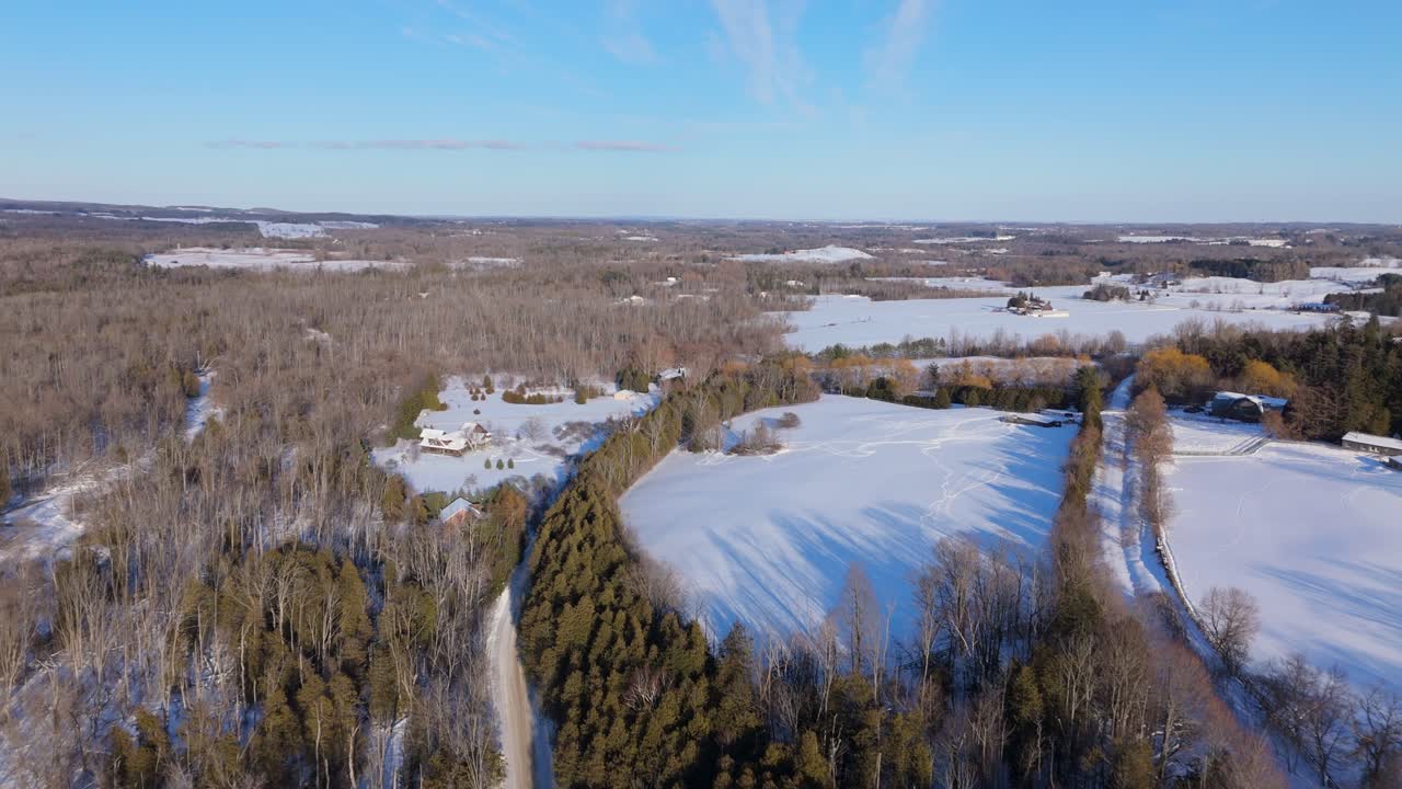 Dronelento Forks of the Credit Provincial Parkin yllä Ontariossa, Kanadassa, vangiten Kanadan erämaan seesteisen ja autioisen kauneuden talvikaudella.