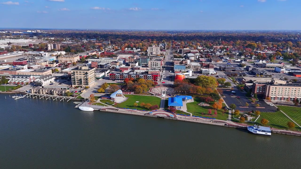 Lungofiume del centro di Bay City, Michigan, con edifici commerciali in vista aerea.
